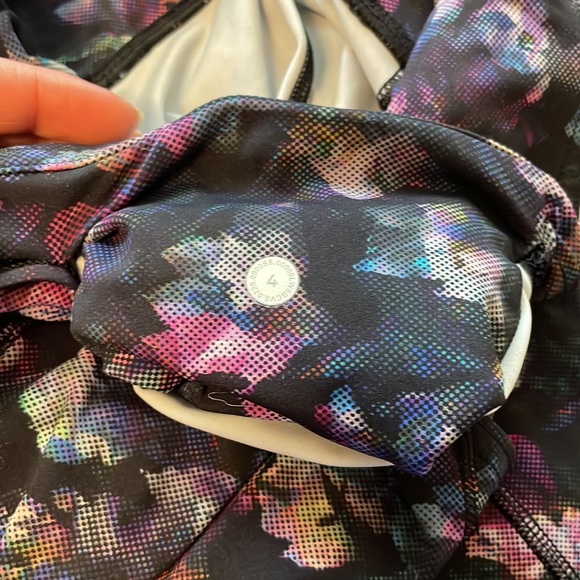 Lululemon High Rise Crop Size 4 - Picture 5 of 5